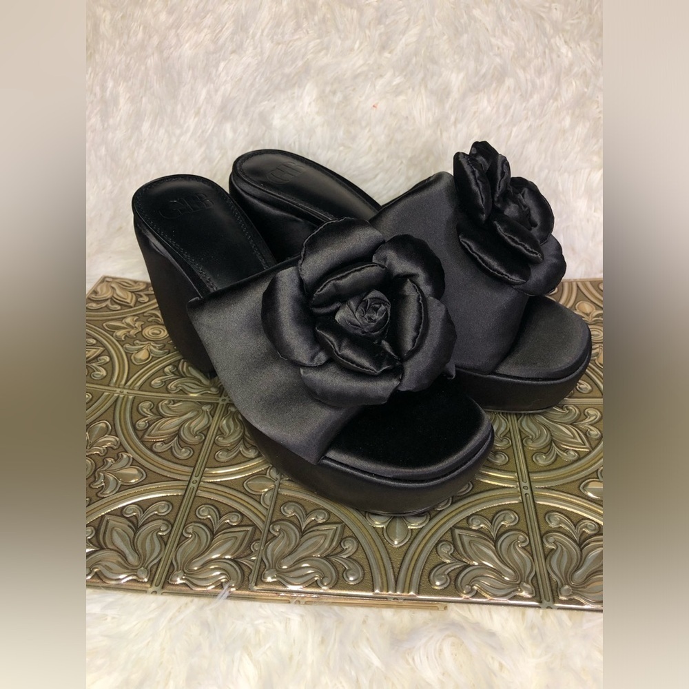 Gianni Bini Black Satin Floral Platform Shoes size 7.5 NWOT - Picture 3 of 16